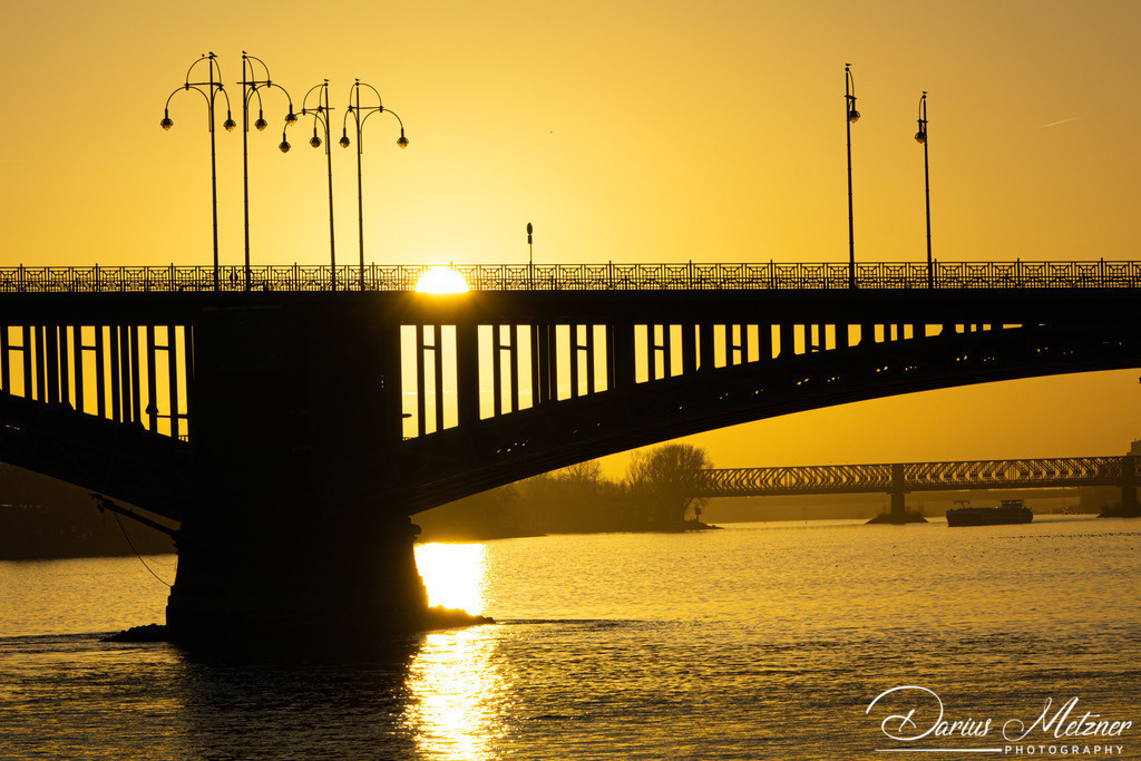 Theodor-Heuss-Brücke in Mainz | Die Theodor-Heuss-Brücke verbindet über den Rhein die Landeshauptstadt Mainz mit dem Ortsbezirk Mainz-Kastel von Wiesbaden. 