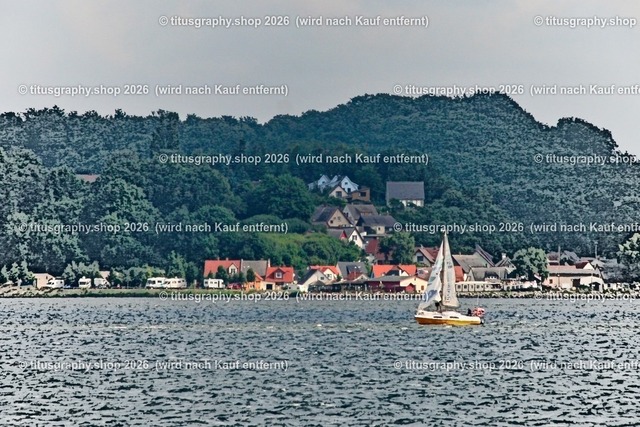 Kamminke Insel Usedom mit Golm im Hintergrund 001 | Blick vom Stettiner Haff auf die Ortschaft Kamminke, Insel Usedom. Im Hintergrund befindet sich der Golm mit der Gedenk- und Kriegsgräberstätte Golm.  - Realisiert mit Pictrs.com