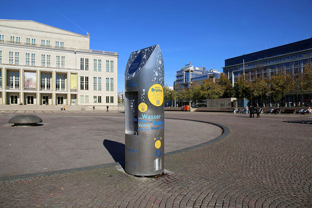 Leipziger Trinkbrunnen "Bruno" auf dem Augustusplatz | Entdecke über 20 Kategorien Leipzig-Motive: Foto-Downloads, hochwertige Poster, Leinwand- & Fine-Art-Prints. Jetzt Lieblingsfoto im Bildlexikon Leipzig Shop bestellen!