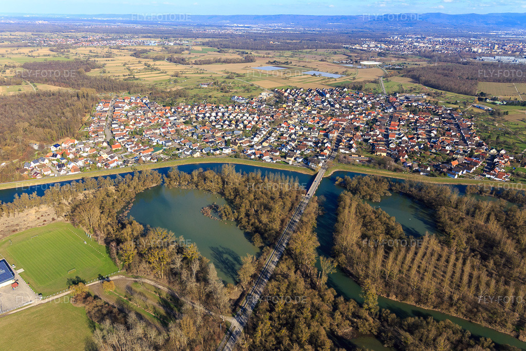 Luftbild: Ortsansicht jenseits des Altrhein von Westen im Ortsteil Plittersdorf in Rastatt im Bundesland Baden-Württemberg in Deutschland. Foto: IMG_104862.jpg vom 14.03.2018 durch Werner Riehm/FLY-FOTO.de