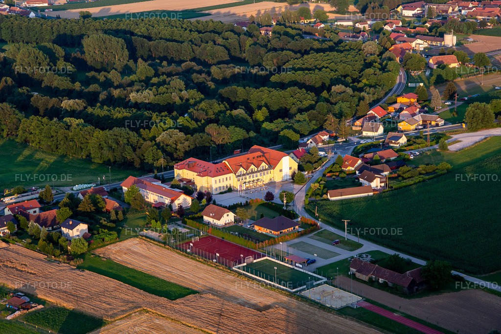 Luftbild: Golfhotel Osnovna šola Hajdina im Ortsteil Skorba in Hajdina im Bundesland Slowenien in Slowenien. – Foto: IMG_137418.jpg vom 08.07.2023 durch Werner Riehm/FLY-FOTO.de – Auflösung des Originals: 5472 x 3648 px – Reset