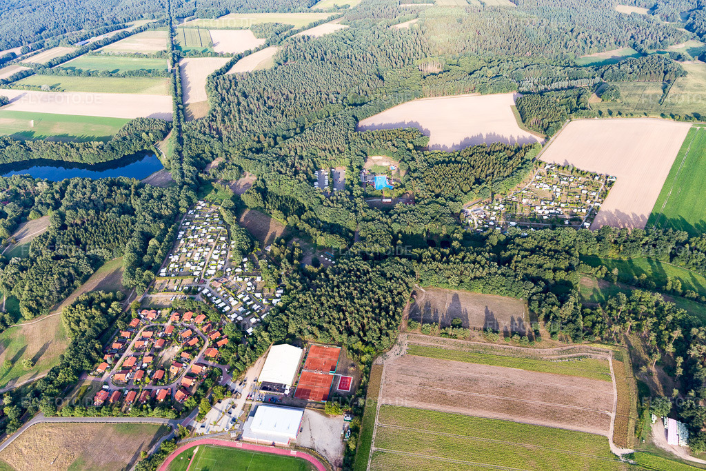 Luftbild: Ortsansicht der Straßen und Häuser der Wohngebiete in Amelinghausen im Bundesland Niedersachsen in Deutschland. Foto: IMG_110061.jpg vom 16.08.2018 durch Werner Riehm/FLY-FOTO.de