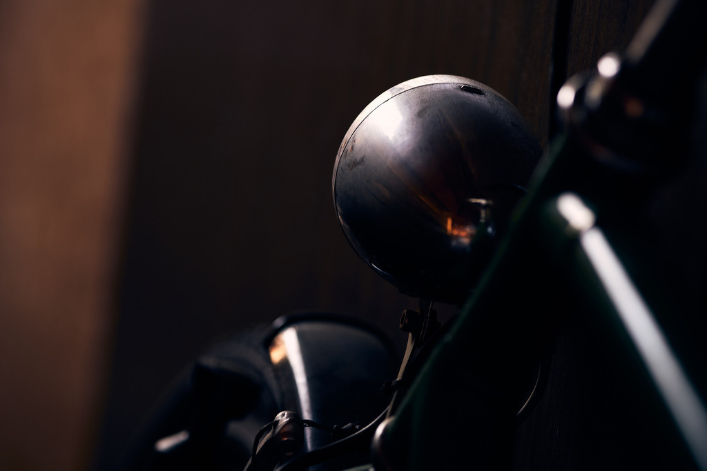 Altes Fahrrad im Gegenlicht stehend | Burgenland, Austria - April 15, 2022: Altes Fahrrad im Gegenlicht stehend. - Realisiert mit Pictrs.com