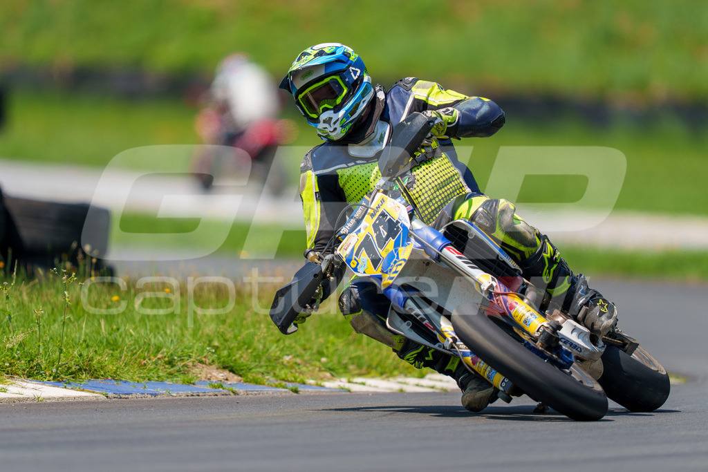 G-Cup + Supermoto Staatsmeisterschaft + Hungarian Supermoto Championship | GRIPcapture steht für authentische Sportfotografie in Österreich – für Momente, die mehr sind als Geschwindigkeit oder Ergebnis. Es geht um Emotion, Spannung, Fokus und den Augenblick, der oft nur einen Wimpernschlag dauert.Ob Motorsport, Teamsport oder 