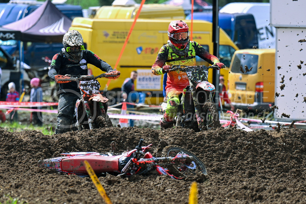Motocross Schlatt bei Winterthur - 29. April 2023 | #433 Kuhn Dario aus Oberwil-Lieli (CH) auf KTM und #212 Zellweger Rolf aus Sulgen (CH) auf Honda CRF 250 R in der Kategorie MX2 am Motocross Schlatt bei Winterthur, 29. April 2023.
Instagram: @mx_schlatt | @mc_wila | @sam_schweiz
Bild: Sportfotografie Markus Aeschimann | www.markus-aeschimann.ch - Realisiert mit Pictrs.com