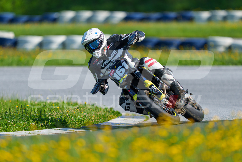 SuperMoto_Staatsmeisterschaft_Greinbach_136 | GRIPcapture steht für authentische Sportfotografie in Österreich – für Momente, die mehr sind als Geschwindigkeit oder Ergebnis. Es geht um Emotion, Spannung, Fokus und den Augenblick, der oft nur einen Wimpernschlag dauert.Ob Motorsport, Teamsport oder 