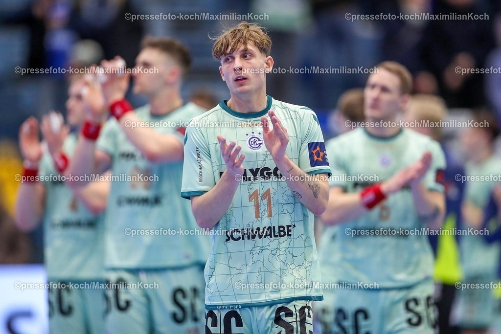 Gum11022501082 | 11.02.2025, Handball, European League - Hauptrunde Gruppe IV, VfL Gummersbach - SG Flensburg-Handewitt, Schwalbe-Arena: Enttäuschte Gesichter beim team aus Gummersbach nach der 31:36 Niederlage. Enttäuschung Mathis Häseler (GUM #11)