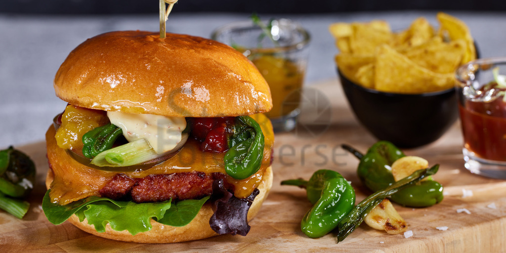 vegan_moi_Burger_Piementos 1 | Stockfotos, Picsomania, MGM-Services, Michael Gerlach, Auftragsbilder, Auftragsarbeiten, Workshops, Shooting, Reisefotografie, Produktfotografie, Foodfotografie, Hochzeitsfotografie, Saarland, Fotografin, Fotograf, Hochzeitsbilder, Saarlouis, Hundeshootin