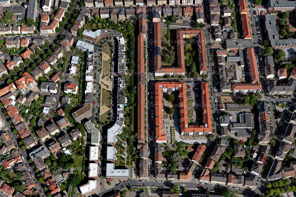 4035345 | BRAUNSCHWEIG 31.07.2020 Wohngebiet der Mehrfamilienhaussiedlung an der Uhlandstraße in Braunschweig im Bundesland Niedersachsen, Deutschland. // Residential area of the multi-family house settlement in Brunswick in the state Lower Saxony, Germany. Foto: Gerhard Launer