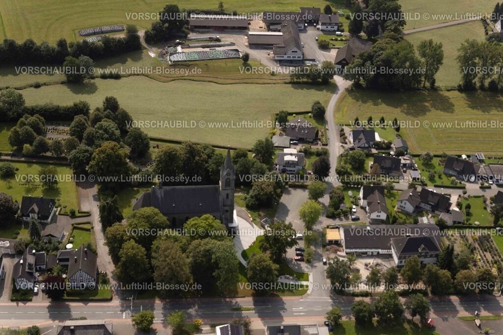 Meschede250807156 | Luftbild, St. Pankratius kath. Kirche, Raphaelschule Eslohe - Teilstandort Reiste mit Solardach, Baustelle, Reiste, Eslohe, Sauerland, Nordrhein-Westfalen, Deutschland