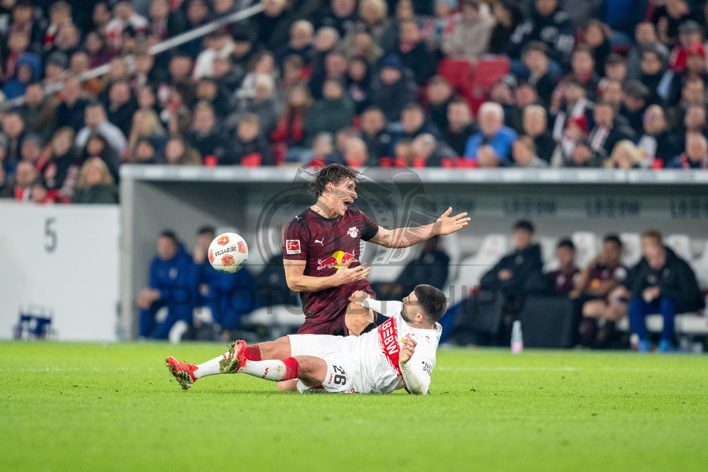 VfB Stuttgart vs. RB Leipzig, Fussball, 1. Bundesliga, 26. Spieltag, 15.03.2026 | Deniz Undav (VfB Stuttgart, #26) gegen Willi Orban (RB Leipzig, #04),VfB Stuttgart vs. RB Leipzig, Fussball, 1. Bundesliga, 26. Spieltag, 15.03.2026Foto: photosbyphips/Philip Ziegler
