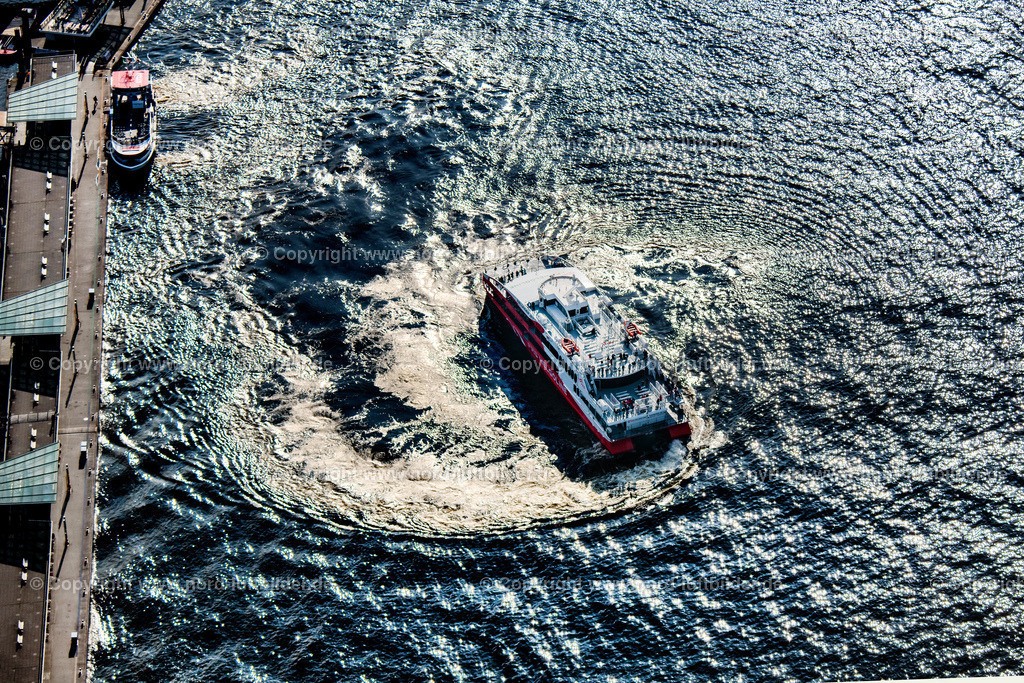 Hamburg_Halunder_Jet_Vor_Den_Landungsbrücken_ELS_4903260422 | HAMBURG 26.04.2022 Fahrt eines Fähr- Schiffes " Katamaran Halunder Jet der FRS Reederei" in Hamburg vor den Landungsbrücken im Bundesland Niedersachsen, Deutschland. // Travel of a ferry ship "Katamaran Halunder Jet der FRS Reederei" in Hamburg in front of the Landungsbruecken in the state Lower Saxony, Germany. Foto: Martin Elsen