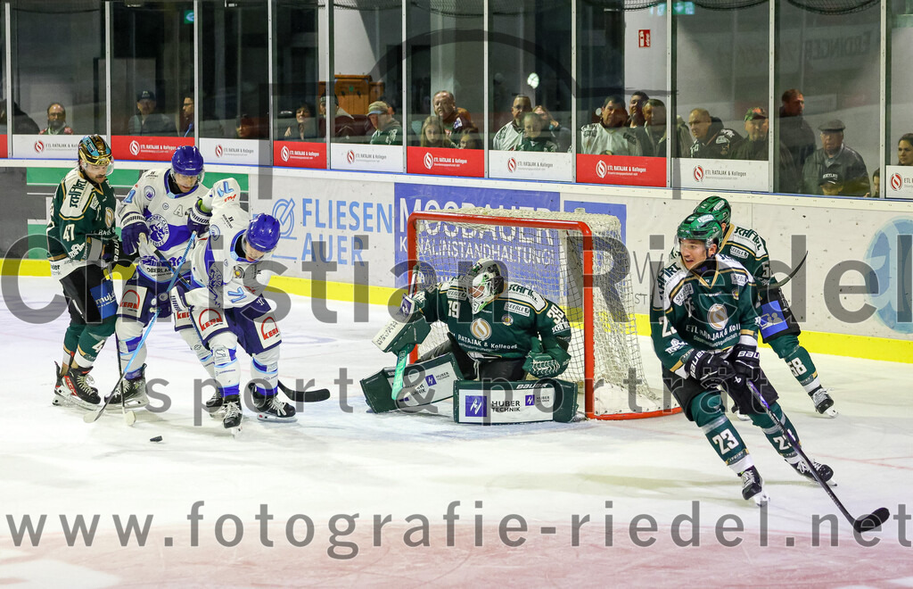 2025-09-26_126_TSV_Erding_gegen_SC_Riessersee | Erding, Deutschland, 26.09.2025:Eishockey, Oberliga Süd 2025 / 2026, 3. Spieltag, TSV Erding gegen SC Riessersee, Endergebnis: 3:5Quirin Glas-Bader (SC Riessersee, #71), Torwart Leon Meder (Erding Gladiators, #39), Lukas Gaus (Erding Gladiators, #23)Foto: Christian Riedel / fotografie-riedel.net