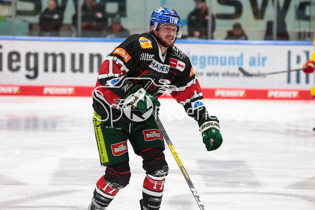 Augsburger Panther - Duesseldorfer EG | Ryan KUFFNER (AEV #17) ist nach einem Treffer am Bein gezeichnet