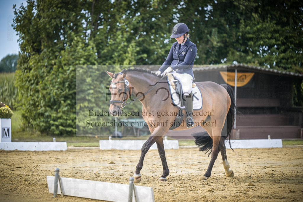 DOS_8983 | Entdecke hochwertige Reitturnierfotos von Foto Oger. Professionell, emotional und authentisch – jetzt Lieblingsmomente im Shop bestellen.Deutschlandweite Turnierfotografie. - Realisiert mit Pictrs.com