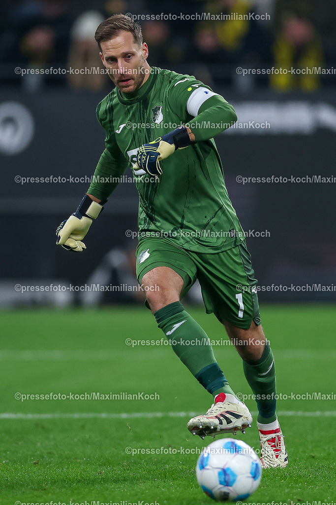 BVB15122402198 | 15.12.2024, Fußball, Borussia Dortmund - TSG 1899 Hoffenheim, 1. Fußball Bundesliga, 14. Spieltag, Signal Iduna Park, Saison 2024 2025: Torwart Oliver Baumann (Hoffenheim #1)DFB regulations prohibit any use of photographs as image sequences and or quasi-video.