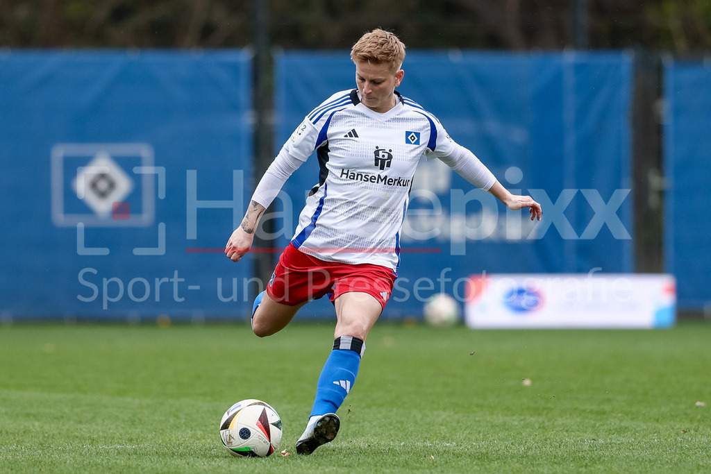 Fussball, 2. Frauen-Bundesliga, Hamburger SV - Eintracht Frankfurt II | v.li.: Jobina Lahr (Hamburger SV, 31) am Ball, Freisteller, Einzelbild, Ganzkörper, Aktion, Action, Spielszene, DIE DFB-RICHTLINIEN UNTERSAGEN JEGLICHE NUTZUNG VON FOTOS ALS SEQUENZBILDER UND/ODER VIDEOÄHNLICHE FOTOSTRECKEN. DFB REGULATIONS PROHIBIT ANY USE OF PHOTOGRAPHS AS IMAGE SEQUENCES AND/OR QUASI-VIDEO.