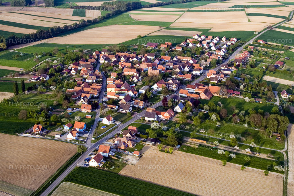 Aerial view: Agricultural fields and arable land in Hoffen in the state Bas-Rhin, France.Photo: IMG_10637.jpg taken on 05/04/2008 by Werner Riehm/FLY-FOTO.comResolution of the original: 3456 x 2304 px