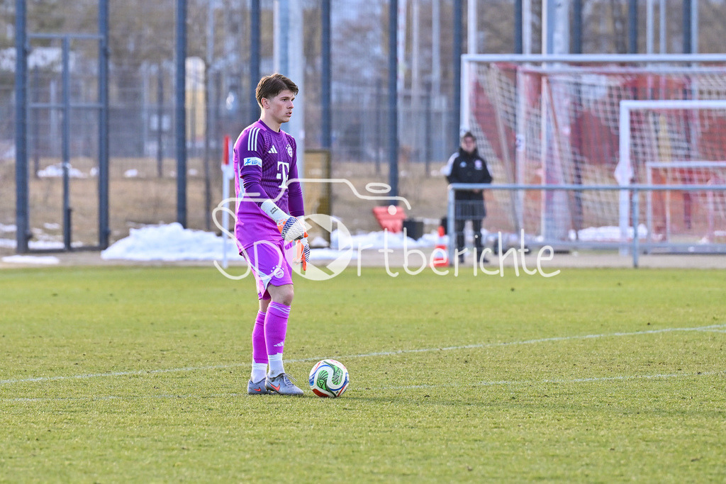 FC Bayern Amateure - FC Viktoria Pilsen U23 | MUNICH, GERMANY - 03. FEBRUARY: am Ball Jannis Gerhard BÄRTL (FC Bayern München II 18) / Einzelfoto / Freisteller / während dem Testspiel zwischen den Amateuren des FC Bayern und dem FC Viktoria Pilsen B am FC Bayern Campus