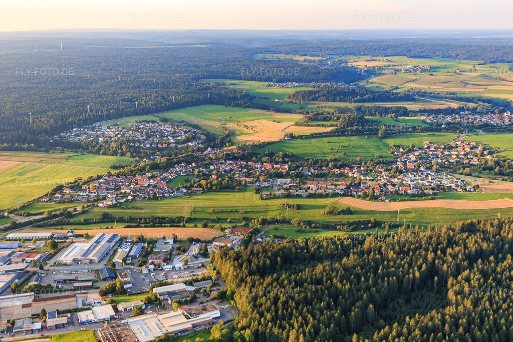 Luftbild: Ortsansicht von Osten im Ortsteil Wittlensweiler in Freudenstadt im Bundesland Baden-Württemberg in Deutschland. Foto: IMG_128561.jpg vom 25.08.2021 durch Werner Riehm/FLY-FOTO.de