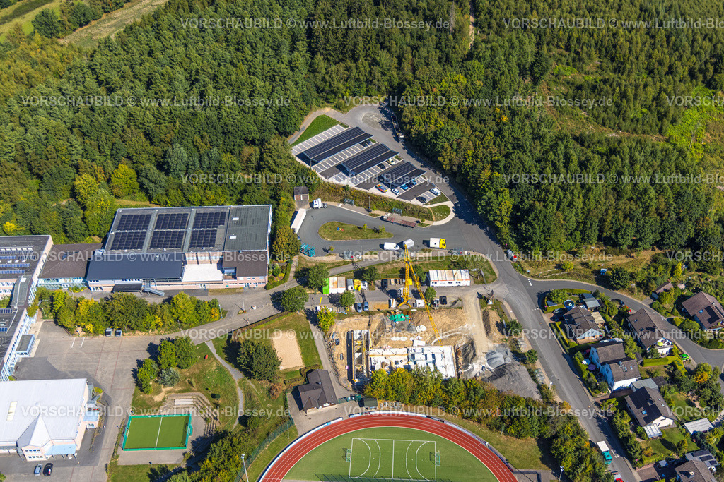 Wenden250811927 | Luftbild, Baustelle am Sportplatz Wenden FC Sportfreunde Möllmicke e.V. und Parkplätze mit Dach Solarpaneelen, Sporthalle an der Gesamtschule, Möllmicke, Wenden, Sauerland, Nordrhein-Westfalen, Deutschland