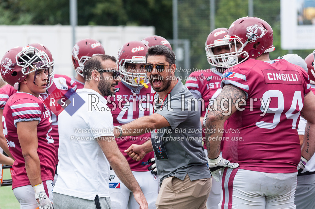 American Football, Saison 2022, European League of Football (ELF), Hamburg Sea Devils - Istanbul Rams, 31.07.2022, 9. Gameweek | Rams Coaches haben kurz Unstimmigkeiten darüber, wer während des Timeouts im Huddle spricht.
