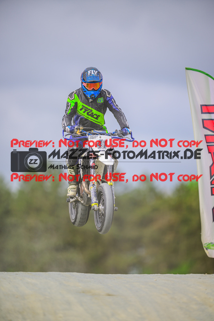 MaZZes_Fotomatrix_20250504_6007705_7713 | UE40