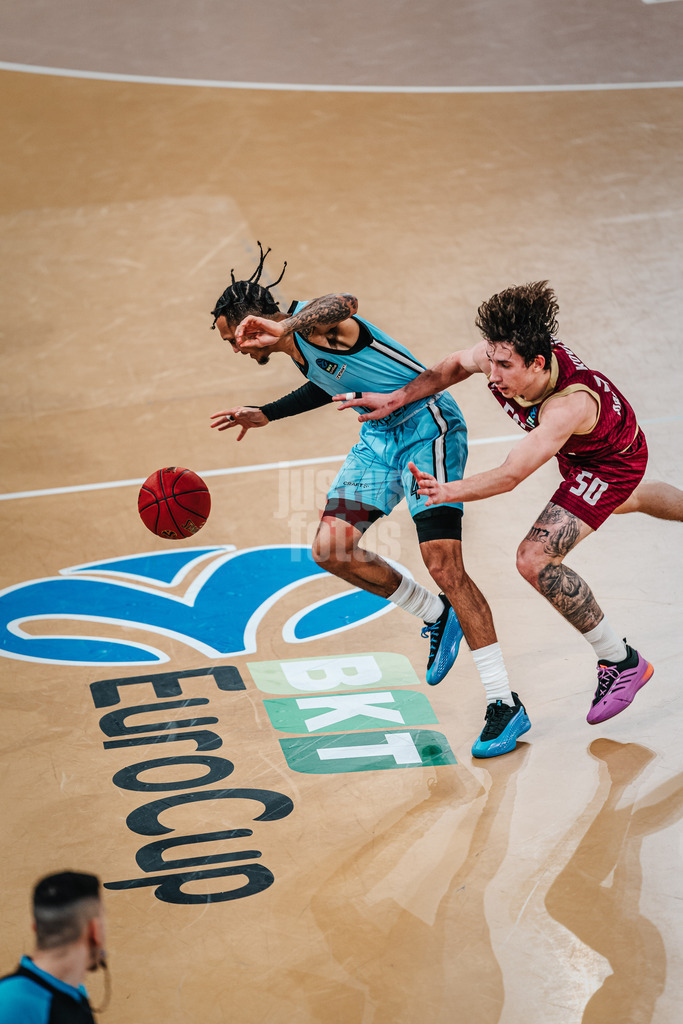 Basketball | Männer | Saison 2024/2025 | BKT EuroCup | Veolia Towers Hamburg vs. 7Bet-Lietkabelis Panevezys | 21.01.2025 | v.l. Jaizec Lottie (#4, Veolia Towers Hamburg) gegen Oleksandr Kovliar (#50, BC 7Bet-Lietkabelis Panevezys)