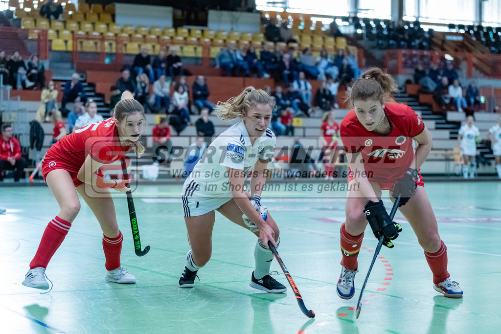 HK_20231217_107696 | 1. Bundesliga Damen Crefelder HC - Düsseldorfer HC  am 17.12.2023 Sporthalle Glockenspitz, Krefeld , Leni Kam ( Crefelder HTC ) , Mabel Brands ( Düsseldorfer HC #7 ) , Jule Hufer ( Crefelder HTC #13 )