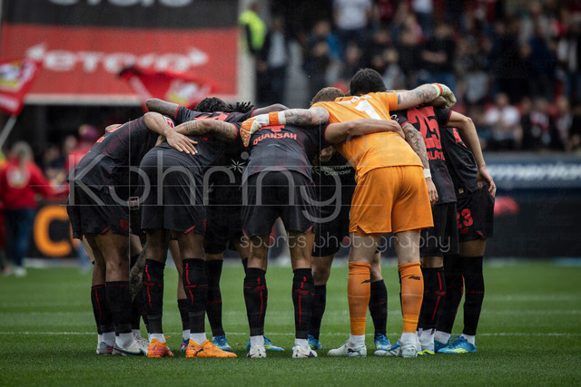 German Bundesliga, Bayer 04 Leverkusen vs. FC Augsburg, 18.04.2026 | LEVERKUSEN, GERMANY - APRIL 18, 2026 :  The team of Bayer 04 Leverkusen before the German Bundesliga match on gameday 30 between Bayer 04 Leverkusen vs. FC Augsburg at BayArena on April 18, 2026 in Leverkusen, Germany. DFL REGULATIONS PROHIBIT ANY USE OF PHOTOGRAPHS AS IMAGE SEQUENCES AND/OR QUASI-VIDEO.