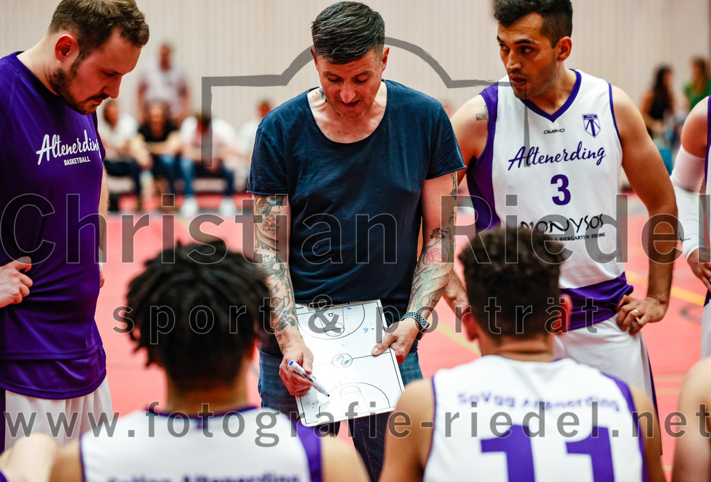 2022-05-15_016_SpVgg_Altenerding_gegen_TSV_Muenchen-Forstenried | Erding, Deutschland, 15.05.2022:
Basketball, Bezirksliga 2021 / 2022, Play-Offs, SpVgg Altenerding gegen TSV München-Forstenried, Endergebnis: 55:57

Trainer Christos Takis Paraschidis (SpVgg Altenerding), Laris Drusko (SpVgg Altenerding, #3)

Foto: Christian Riedel / fotografie-riedel.net