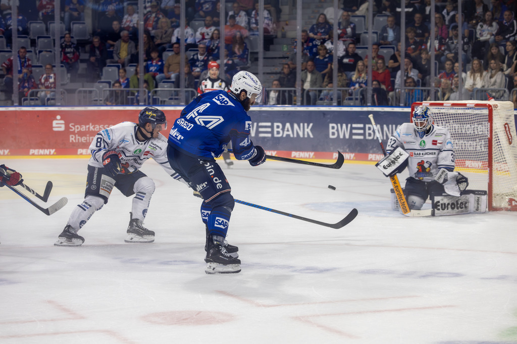 DEL, Deutsche Eishockey Liga Saison 2026/27, 5. Spieltag: Adler Mannheim gegen Iserlohn Roosters | DEL, Deutsche Eishockey Liga Saison 2026/27, 5. Spieltag: Adler Mannheim gegen Iserlohn Roosters / Anthony Greco (44, Mannheim) mit guter Torchance in Unterzahl - Realisiert mit Pictrs.com