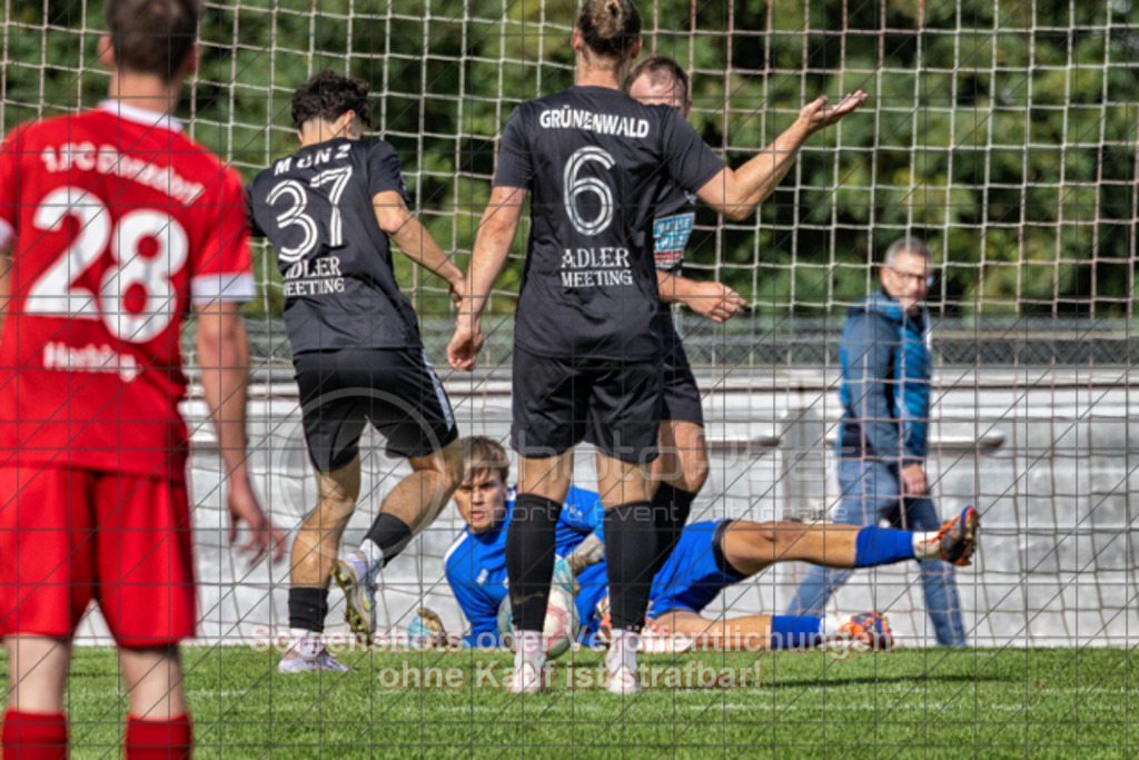 20250928_151325_0126-Bearbeitet | #,1.FC Donzdorf (rot) vs. SV Ebersbach (schwarz), Fußball, Bezirksliga - Bezirk Neckar/Fils, 06. Spieltag, Saison 2025/2026, Rasenplatz Lautertal Stadion, Süßener Straße 16, 73072 Donzdorf, 28.09.2025 - 15:00 Uhr,Foto: PhotoPeet-Sportfotografie/Peter Harich