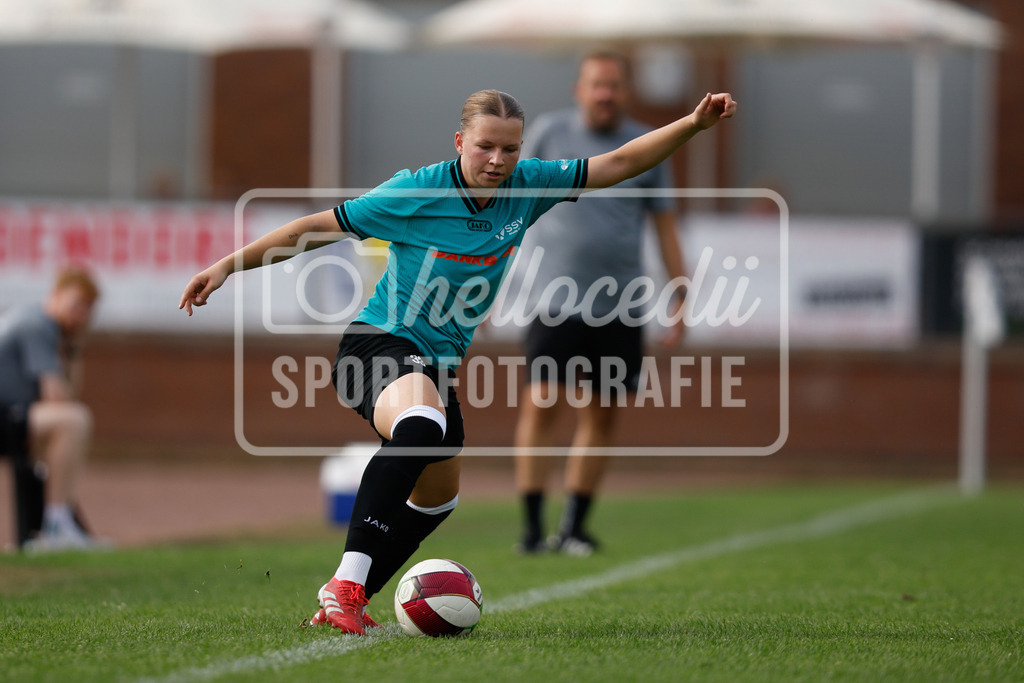 Fußball I Frauen I Westfalenpokal 26-27 I DJK GW Amelsbüren - SSV Rhade  I 18822 | Nele Wansing (33, SSV Rhade) stoppt den Ball kurz vor dem Seitenaus. - Realisiert mit Pictrs.com