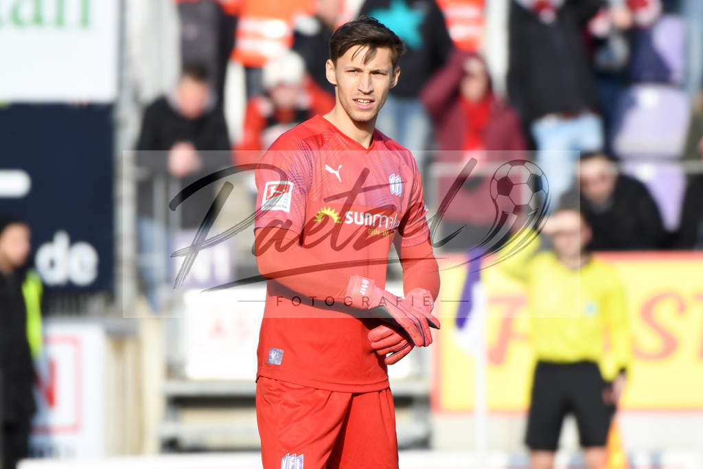 20200208_OSNFCN_0102 | Fußball, Herren: Torhueter Nils Koerber (VfL Osnabrueck) schaut waehrend des Spiels der 2. Bundesliga zwischen VfL Osnabrueck und 1. FC Nuernberg im Stadion an der Bremer Bruecke am 08.02.2020 in Osnabrueck, Deutschland.DFB / DFL REGULATIONS PROHIBIT ANY USE OF PHOTOGRAPHS AS IMAGE SEQUENCES AND/OR QUASI-VIDEO. - Realisiert mit Pictrs.com