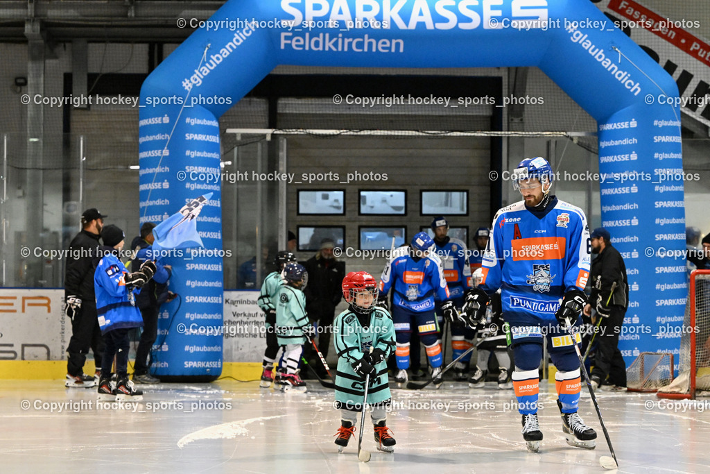 ESC Sparkasse Steindorf vs. LE Kings | Einlauf mit ESC Nachwuchs, #61 Friedrich Daniel ESC Steindorf, ESC Sparkasse Steindorf vs. LE Kings, ESC Sparkasse Steindorf vs. LE Kings am 01.11.2025 in Steindorf (Ossiachersee Halle), Austria, (Photo by Bernd Stefan)