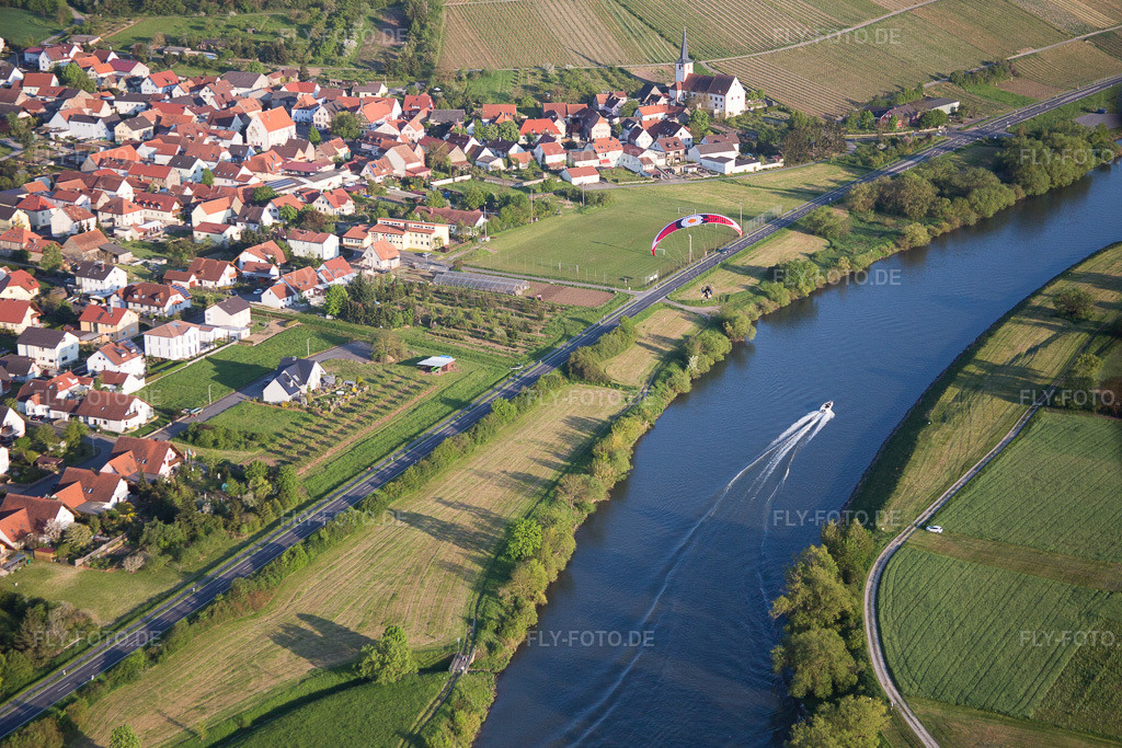 Luftbild: Fluß- Uferbereichen des Main mit Sportboot und Gleitschirm im Ortsteil Stammheim in Kolitzheim im Bundesland Bayern in Deutschland. Foto: IMG_087991.jpg vom 06.05.2016 durch Werner Riehm/FLY-FOTO.de