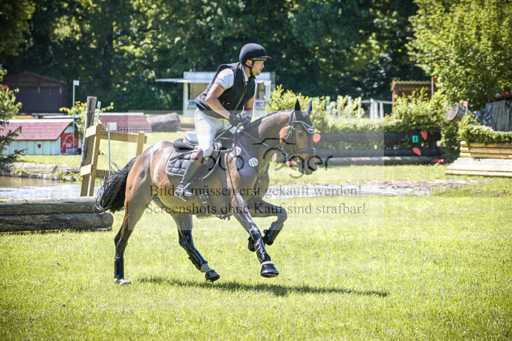 DOS_2083 | Entdecke hochwertige Reitturnierfotos von Foto Oger. Professionell, emotional und authentisch – jetzt Lieblingsmomente im Shop bestellen.Deutschlandweite Turnierfotografie. - Realisiert mit Pictrs.com