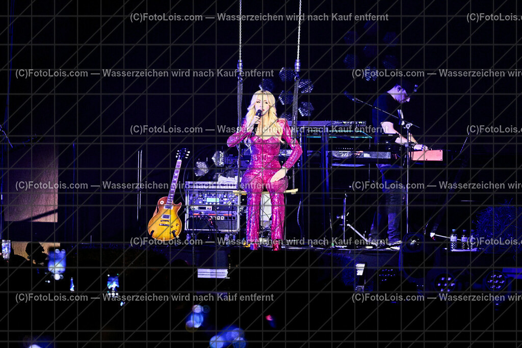 ALP2840_BergBauernTour-Konzert_Naschenweng Melissa | (C)FotoLois.com, Alois Spandl, BergBauernTour 2023 - Melissa Naschenweng, Tourstop in Wieselburg, Konzert im NV-Forum Wieselburg, Sa 8. April 2023.