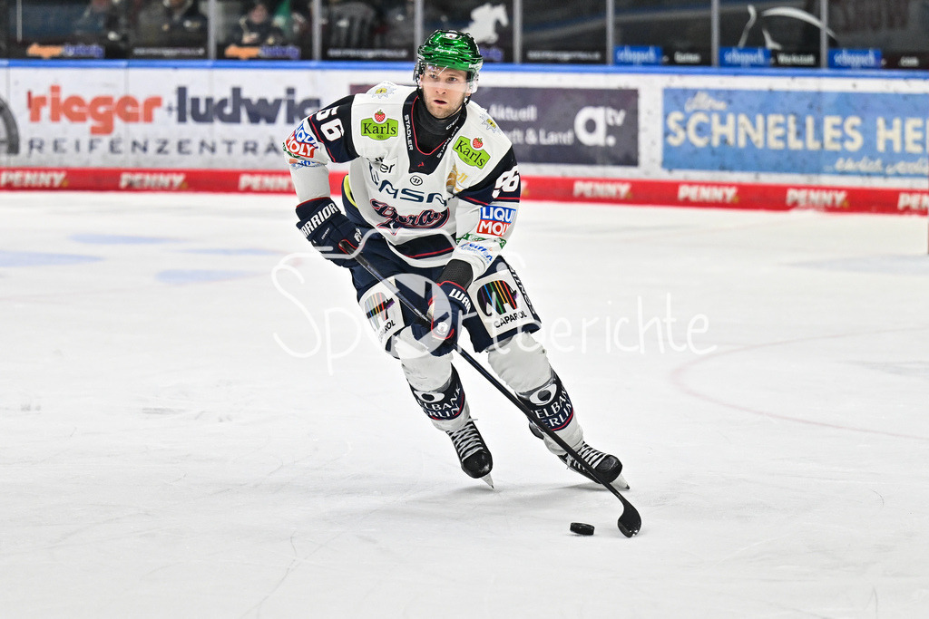 Augsburger Panther - Eisbären Berlin | aUGSBURG, GERMANY - 27. JANUARY: am Puck Makus NIEMELÄINEN (Eisbären Berlin 56) / Einzelfoto / Freisteller während dem Match zwischen den Augsburger Panthern und den Fischtown Pinguins am 43. Spieltag der Penny DEL im Curt Frenzel Stadion