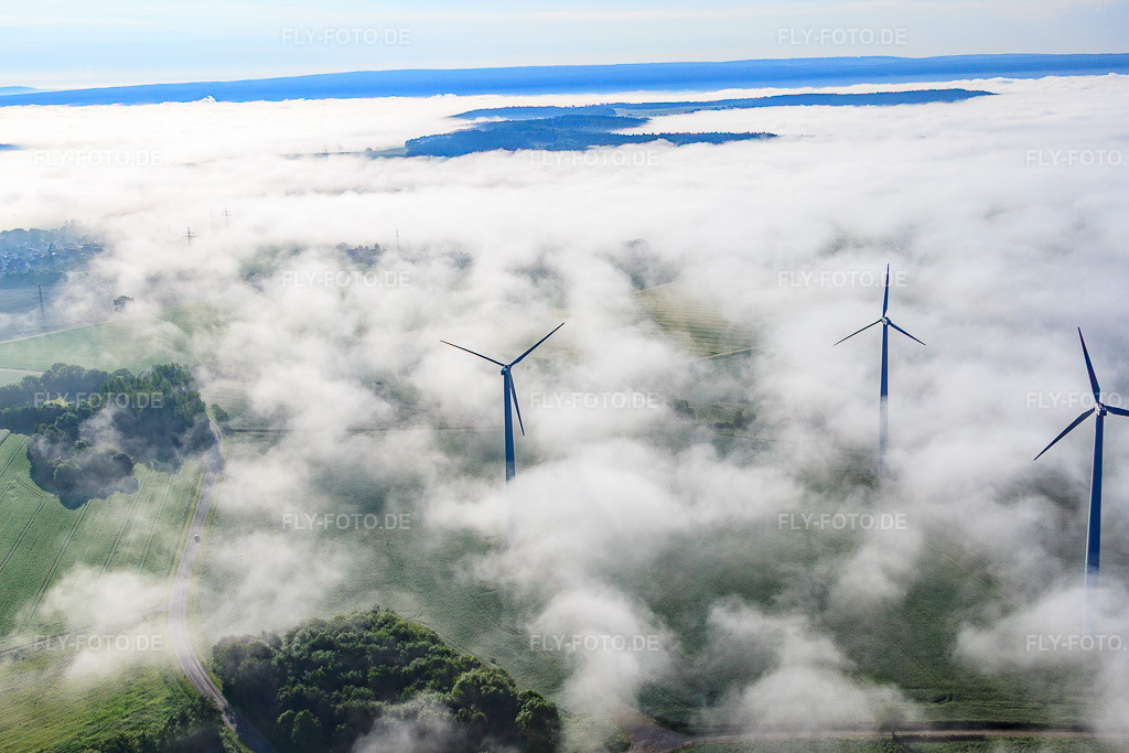 Luftbild: Rotoren des Windpark Fürstenau ragen aus tiefen Wolken heraus im Ortsteil Fürstenau in Höxter im Bundesland Nordrhein-Westfalen in Deutschland. Foto: IMG_65159.jpg vom 24.05.2014 durch Werner Riehm/FLY-FOTO.deErneuerbare Energien | BMZ