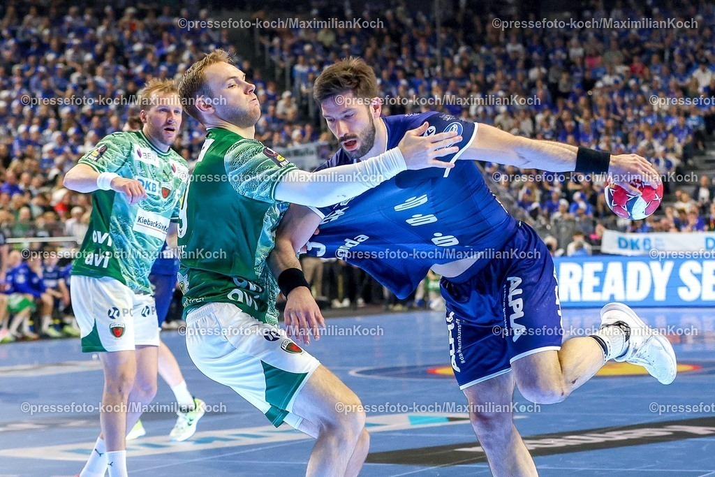 xSSCx18042601002 | 18.04.2026, xsscx, Handball, DHB-Pokal Lidl Final4, TBV Lemgo-Lippe - Füchse Berlin, Saison 2025 / 2026 Herren, Lanxess Arena: Mijajlo Marsenic (Füchse Berlin #93) im Zweikampf gegen Tim Suton (TBV Lemgo Lippe #23) Photo: xSandraxScherningxPressefotoKochx