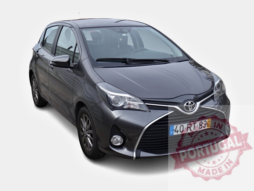 Compact Gray Toyota Yaris Parked on White Background | Gray Toyota Yaris hatchback with a sleek design parked on a clean backdrop - Realisiert mit Pictrs.com
