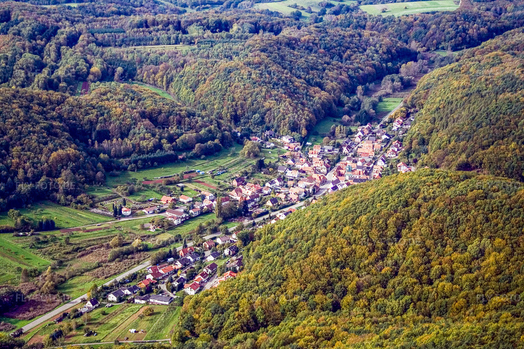Luftbild: Dorf im Pfälzerwald von Osten in Waldrohrbach im Bundesland Rheinland-Pfalz in Deutschland. Foto: IMG_4393.jpg vom 22.10.2006 durch Werner Riehm/FLY-FOTO.de