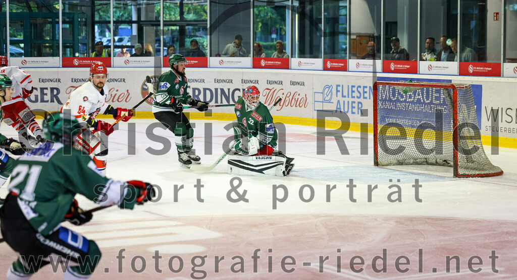 2023-09-10_105_TSV_Erding_gegen_EHC_Klostersee | Erding, Deutschland, 10.09.2023:
Eishockey, Bayernliga 2023 / 2024, Testspiel, TSV Erding gegen EHC Klostersee, Endergebnis: 10:1

Marek Haloda (EHC Klostersee, #64), Rudolf Lorenz (Erding Gladiators, #91), Torwart Dimitri Pätzold (Erding Gladiators, #32)

Foto: Christian Riedel / fotografie-riedel.net