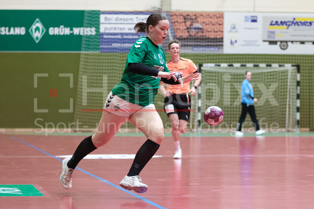 Handball, 2. Bundesliga Frauen, SV Werder Bremen - 1. FSV Mainz 05 | v.li.: Mathilda Häberle (SV Werder Bremen, 19) am Ball, Spielszene, Aktion, Action