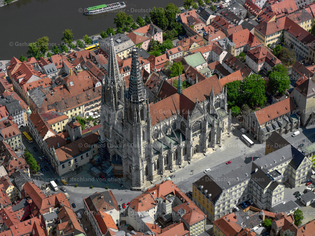 2409549 | Der im Gotischen Stil gebaute Regensburger Dom, auch Dom St.Peter genannt, ist die bedeutendste Kirche der Stadt Regensburg und die Kathedrale des Bistums Regensburg.
