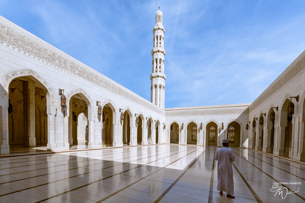 Sultan Qaboos Grand Mosque, Muskat | Herzlich willkommen auf meiner Seite! Ich bin Elke Wallnisch, Deine Fotografin für lichtstarke Momente. Der Name steht für alles, was mich mit der Fotografie verbindet: Das Licht und seine machtvolle Wirkung auf eine Situation oder unsere Stimmung - Realisiert mit Pictrs.com