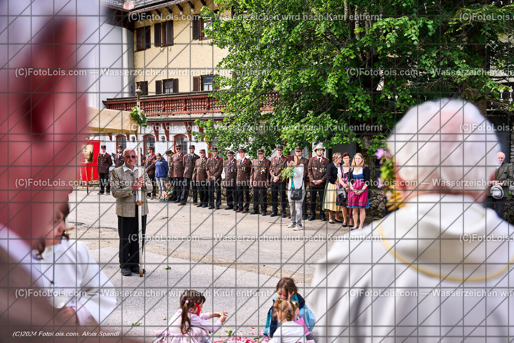 ALP7922_Fronleichnam_Lackenhof_Feuerwehr | (C)FotoLois.com, Alois Spandl. FRONLEICHNAM in Lackenhof mit Pfarrer Norbert Burmettler, Musikkapelle, Feuerwehr, Goldhaubengruppe und vielen LackenhoferInnen, Do 30. Mai 2024.