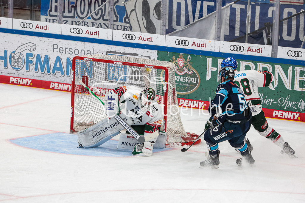 ERC Ingolstadt - Augsburger Panther | Markus KELLER (AEV #35) ist vor Louis BROUNE (ERC #50) am Puck / John ROGL (AEV #28)